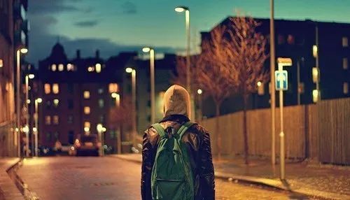 ‘太阳成集团tyc’景甜清新演绎街头潮范儿 造型吸睛网友直呼要get同款(图2) 太阳成集团tyc